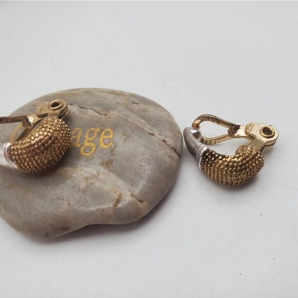 Jjg Elongated half shell hoop gold toned raised clip on earrings estate - Picture 1 of 4